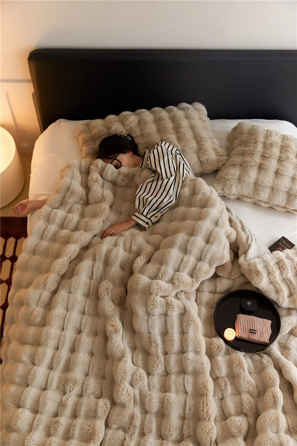Luxurious Plush Wool Throw Blanket for Ultimate Comfort