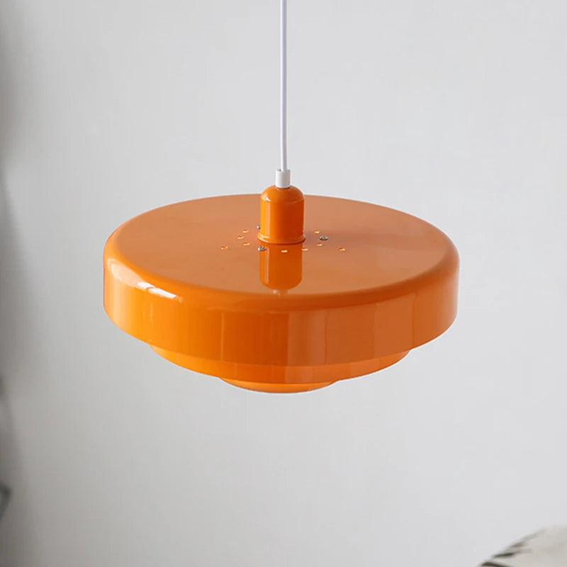 Lustra – Artistic Metal Pendant Lamp for Elegant Spaces