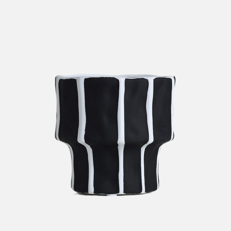 Elegant Black Geometric Vase for Stunning Floral Displays
