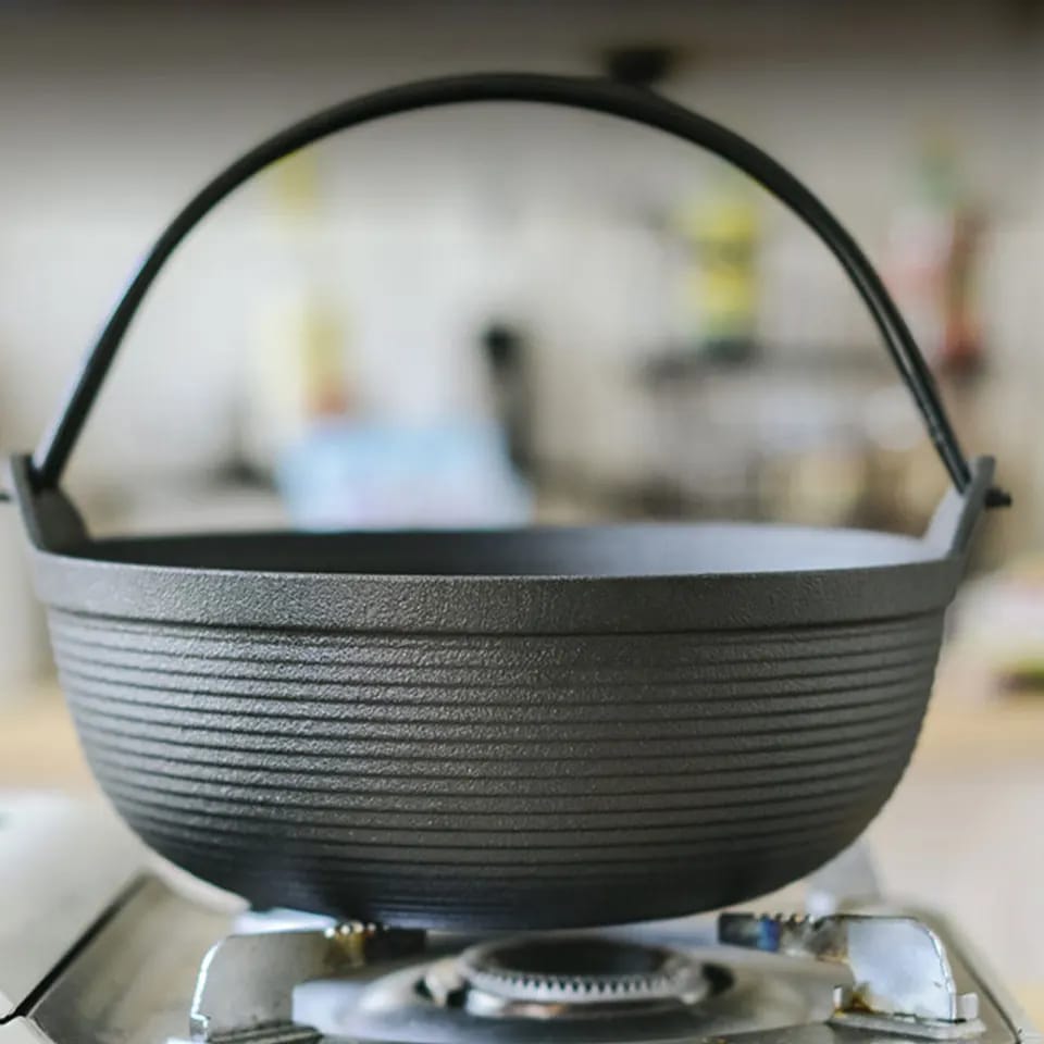 Flat-Bottomed Cast Iron Stir Fry Pan with Wooden Lid for Healthy Cooking