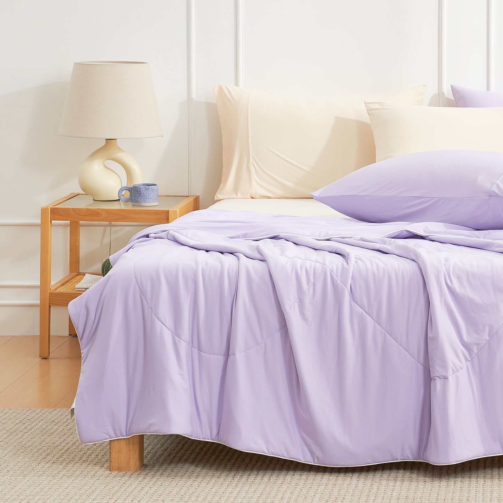 Lightweight Cooling Comforter with Instant Cool Touch – Breathable Design
