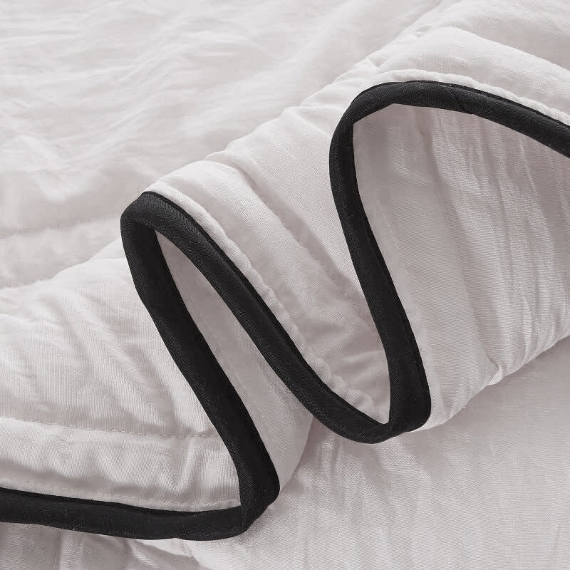 Lightweight Silk Cooling Blanket – Breathable Comfort for Refreshing Sleep