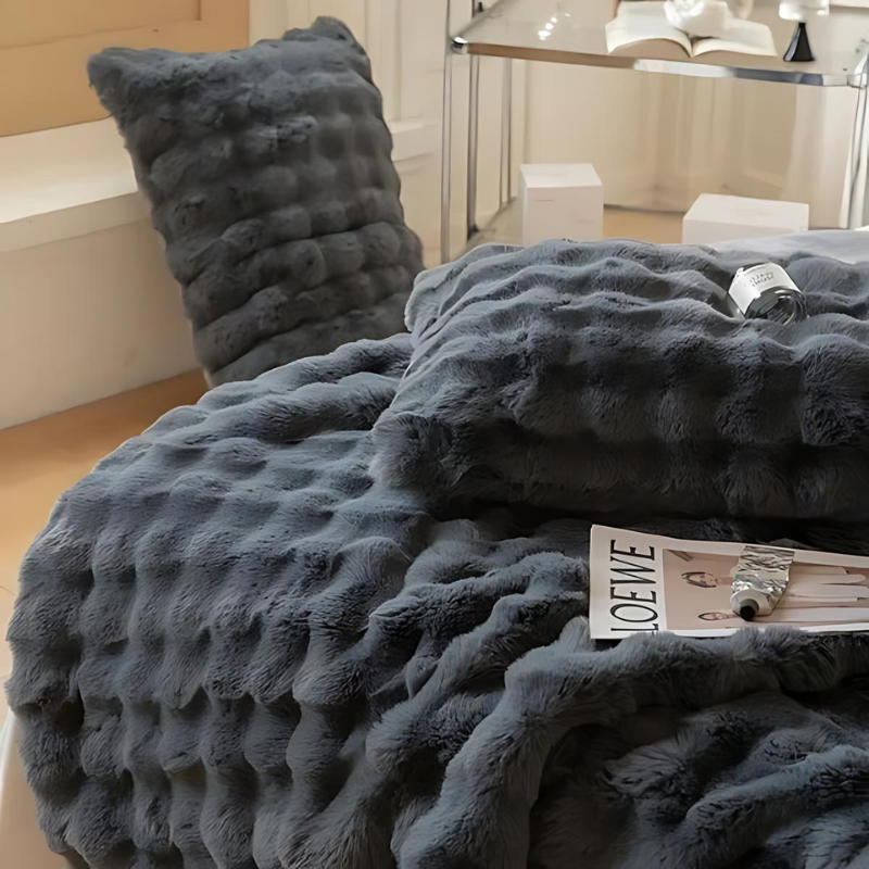 Double-Sided Fleece and Faux Fur Throw Blanket for All-Season Warmth