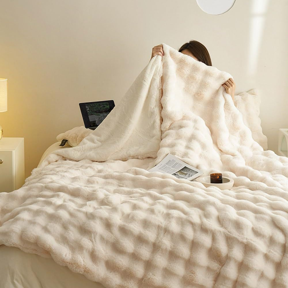 Reversible Plush Fleece Blanket – Cozy All-Season Comfort