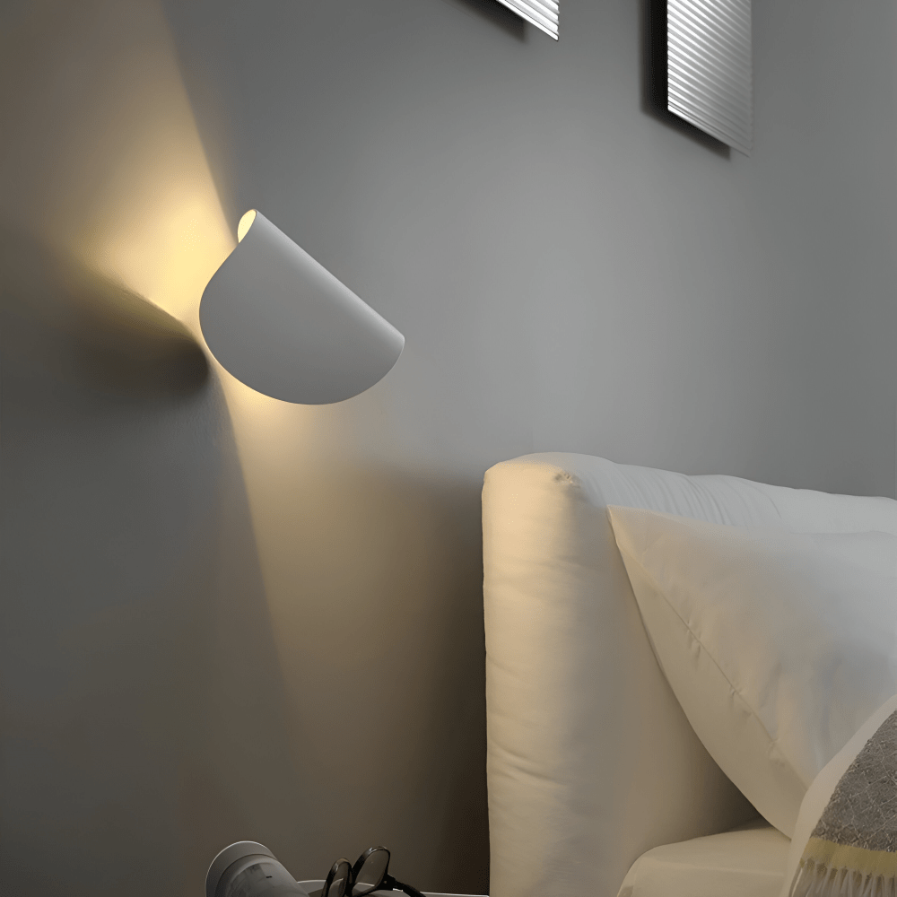 FlexiGlow Adjustable Wall Lamp for Targeted Illumination