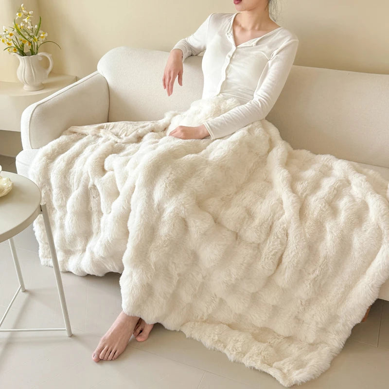 Luxurious Double-Layered Cozy Blanket Crafted from Faux Fur