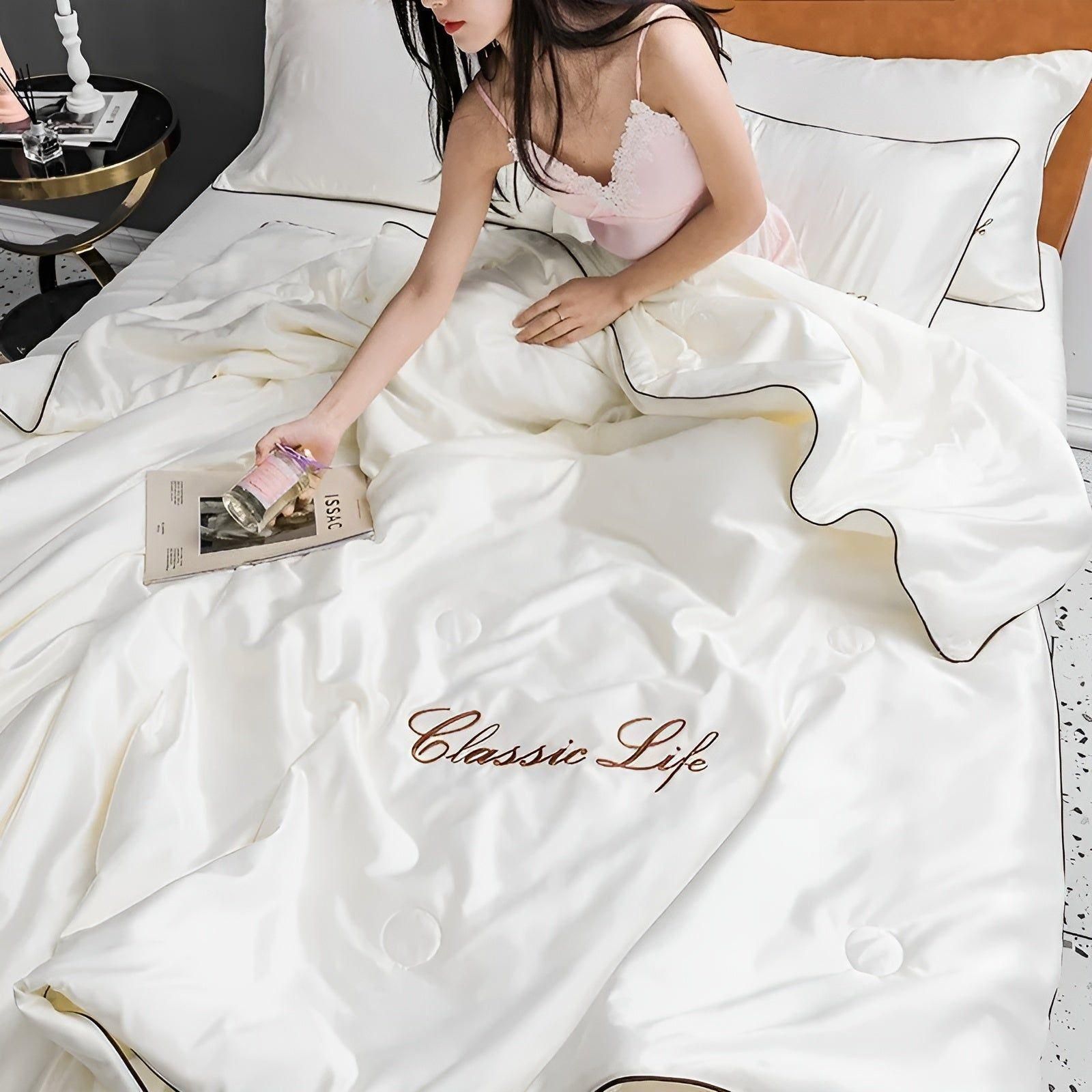 Lightweight Breathable Silk Cooling Blanket with Embroidery for Summer Comfort