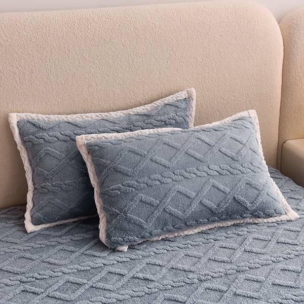 Soft Velvet Deep Pocket Fitted Sheet – Cozy Flannel for Year-Round Comfort