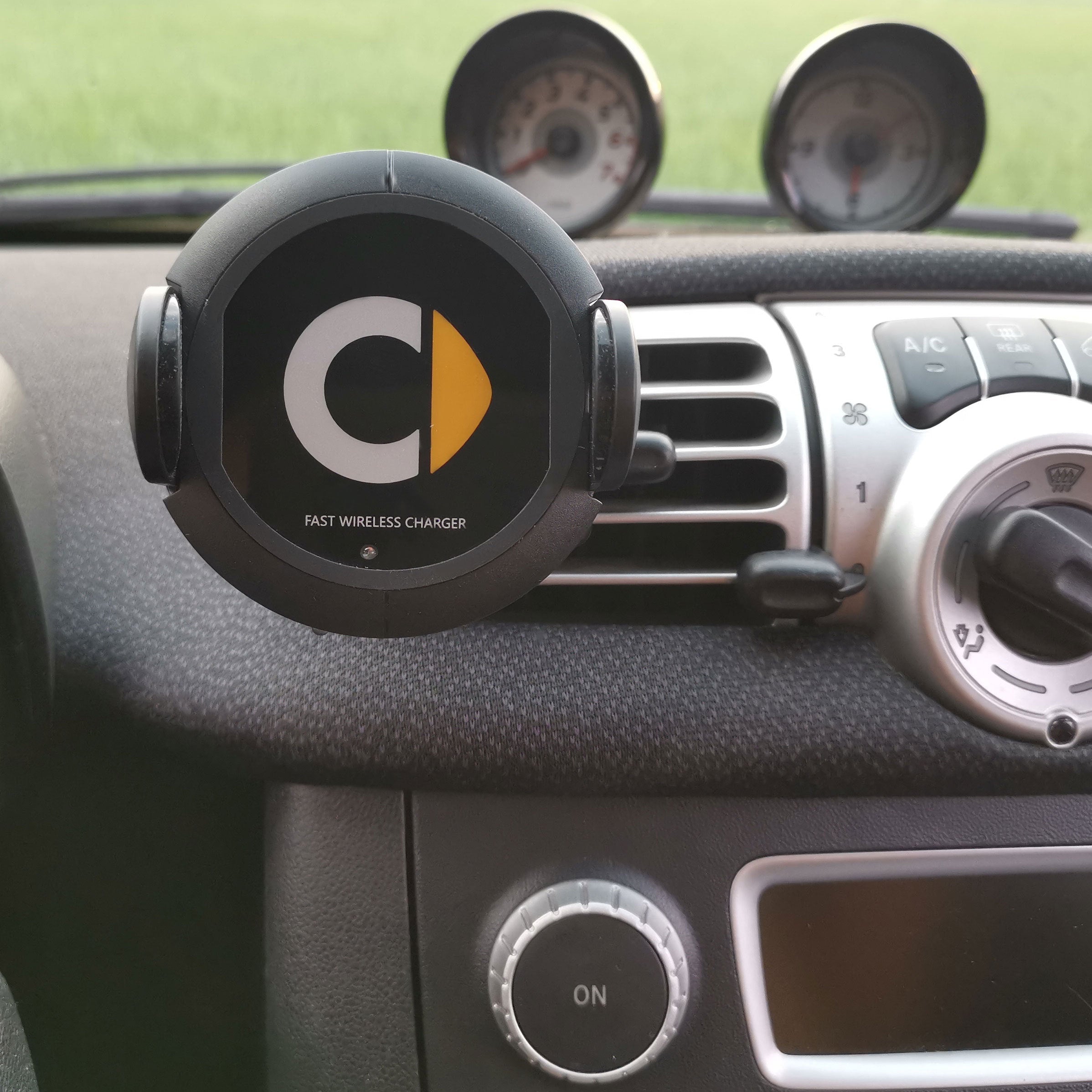 Wireless Car Charger with Fast Charging – Universal Compatibility for Easy Use
