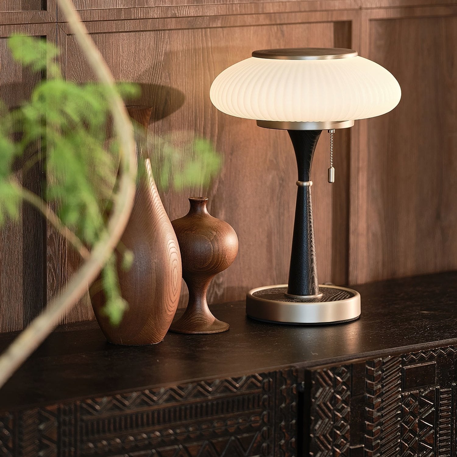 Nature's Embrace: Contemporary Table Lamp with Cozy Glow