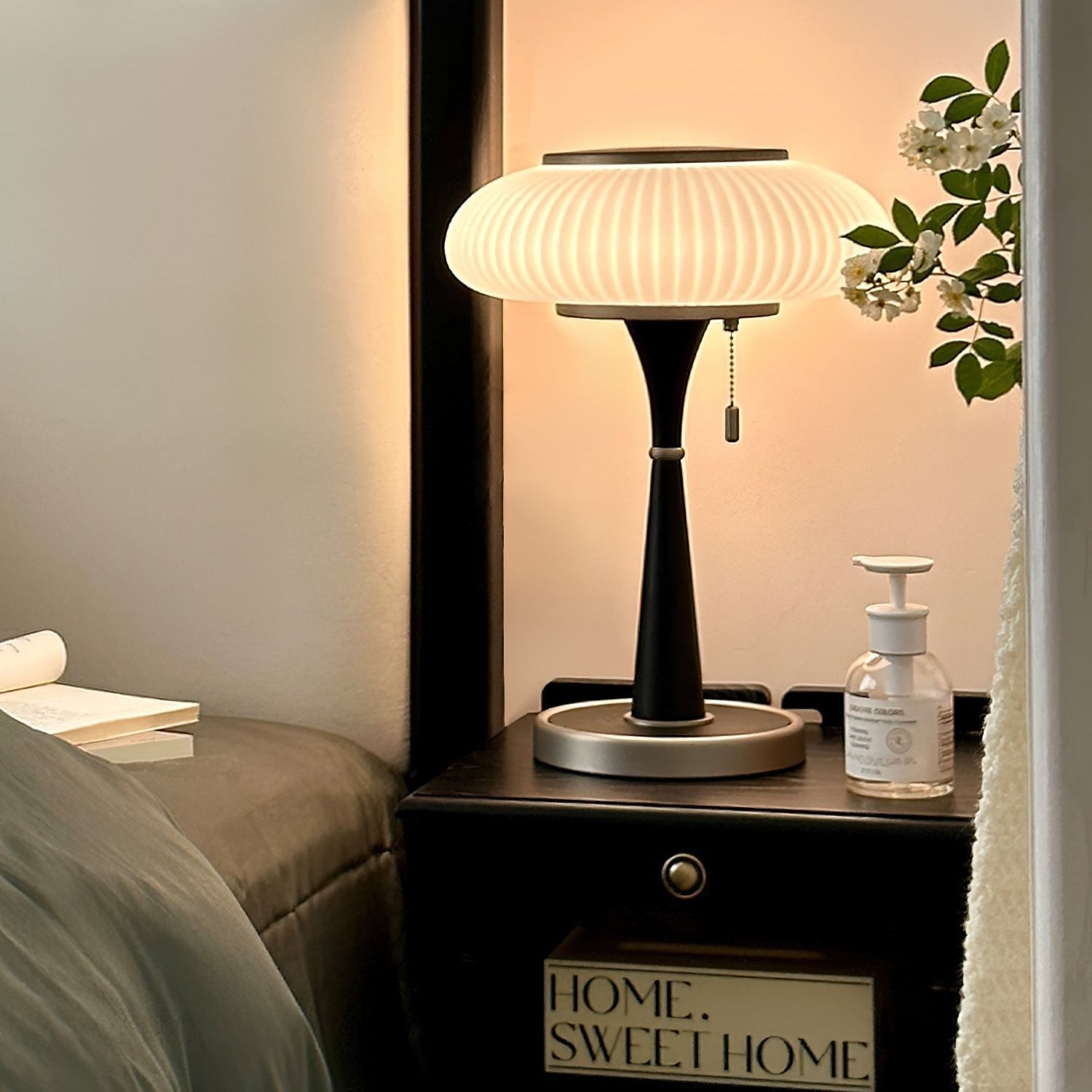 Nature's Embrace: Contemporary Table Lamp with Cozy Glow