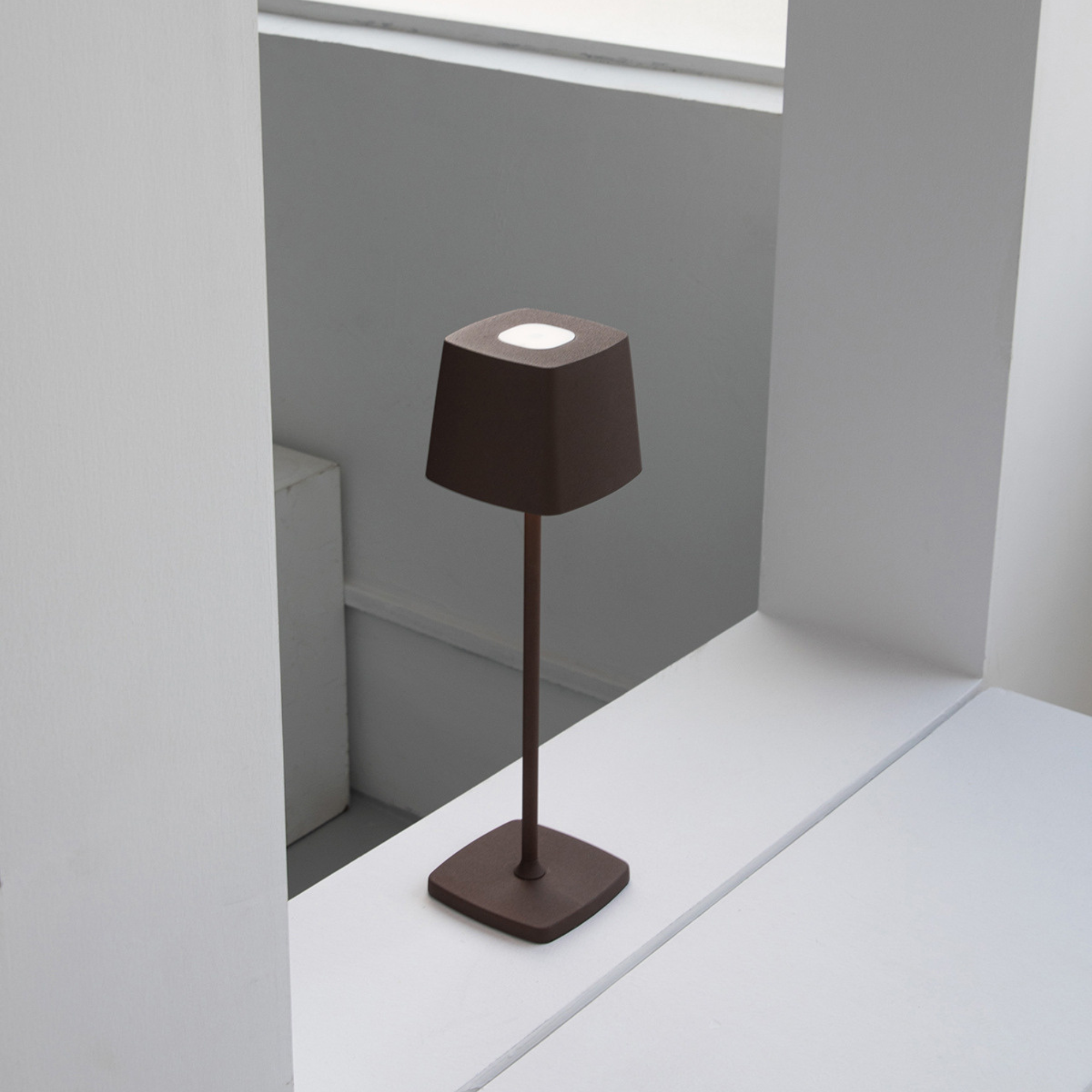 Versatile Touch-Controlled Outdoor-Ready Table Lamp
