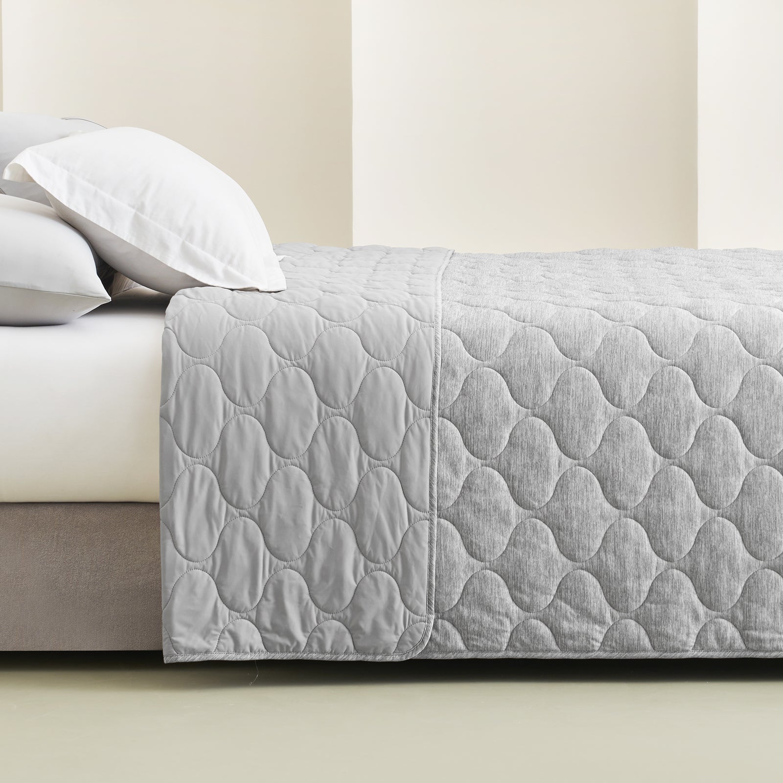 Japanese Fabric Cooling Bed Blanket – Reversible Design for Warm Sleepers