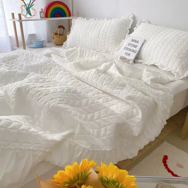 Lightweight Summer Quilt Bedding Set with Ruffled Edges for Year-Round Comfort
