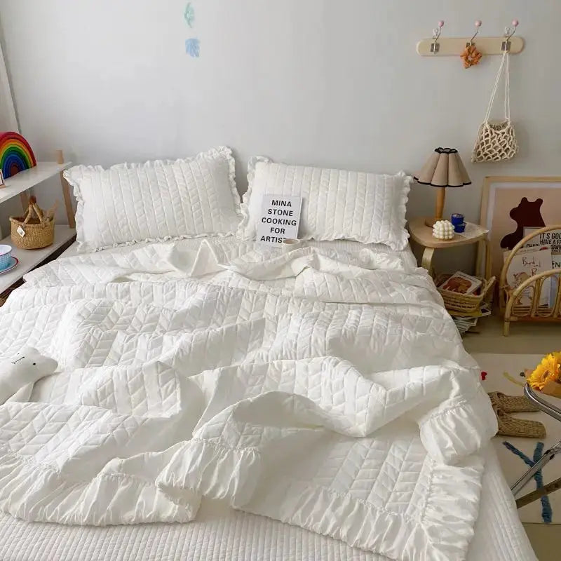 Lightweight Summer Quilt Bedding Set with Ruffled Edges for Year-Round Comfort