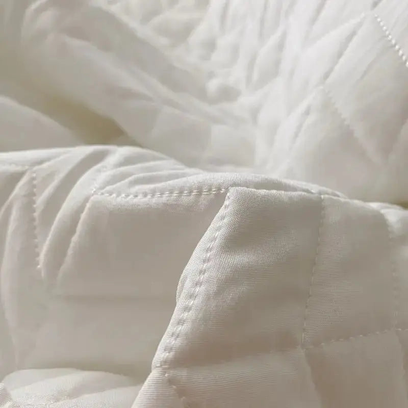 Lightweight Summer Quilt Bedding Set with Ruffled Edges for Year-Round Comfort