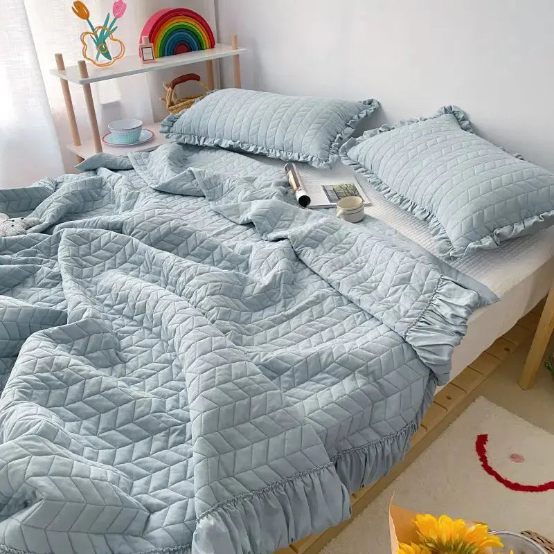 Lightweight Summer Quilt Bedding Set with Ruffled Edges for Year-Round Comfort