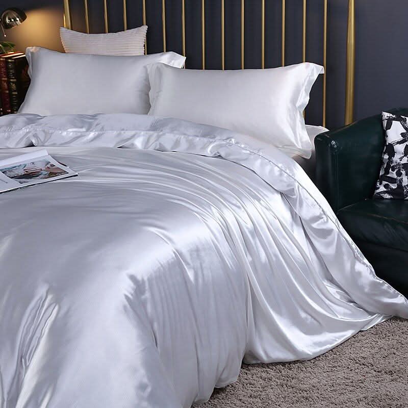 4-Piece Silk Satin Bed Set with Duvet Cover for Cozy Comfort