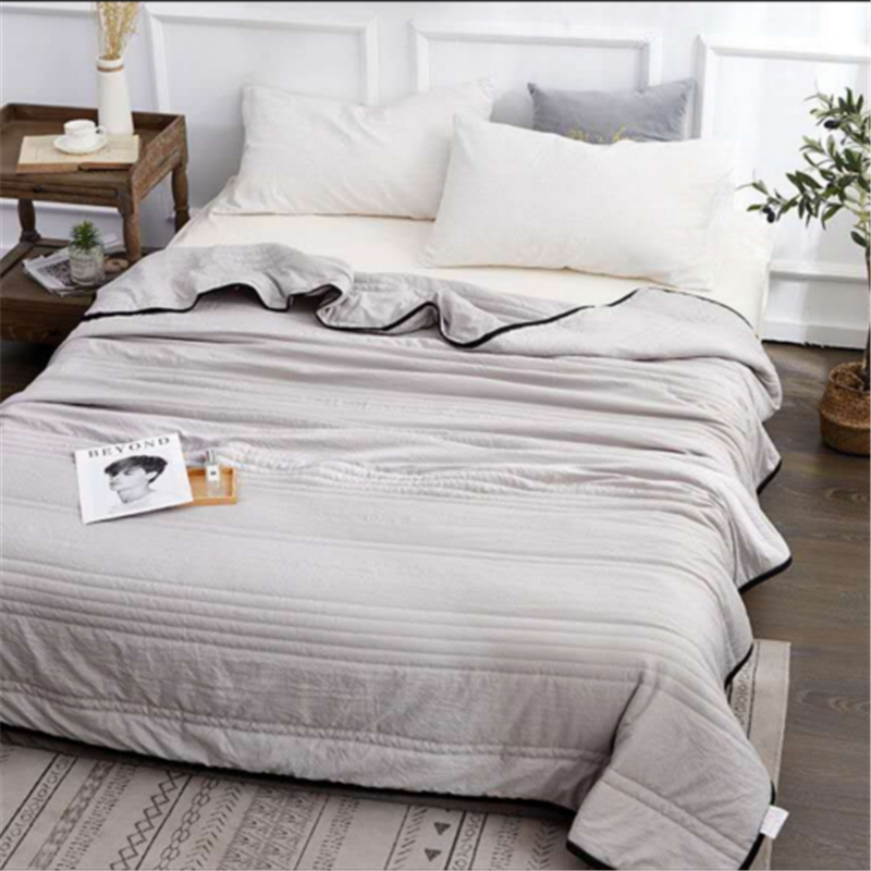 Cooling Blanket Made of Luxury Silk – Breathable for Comfortable Sleep
