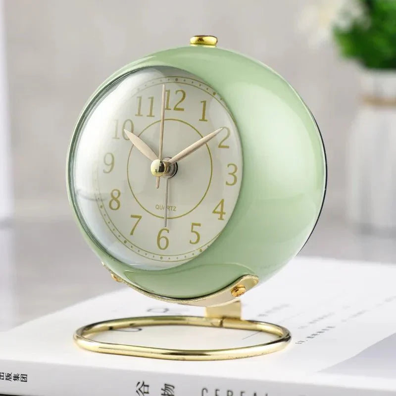 Alarm Clock | Vintage Style | Silent Operation & Night Light | 10.5 x 9 x 6.5 cm