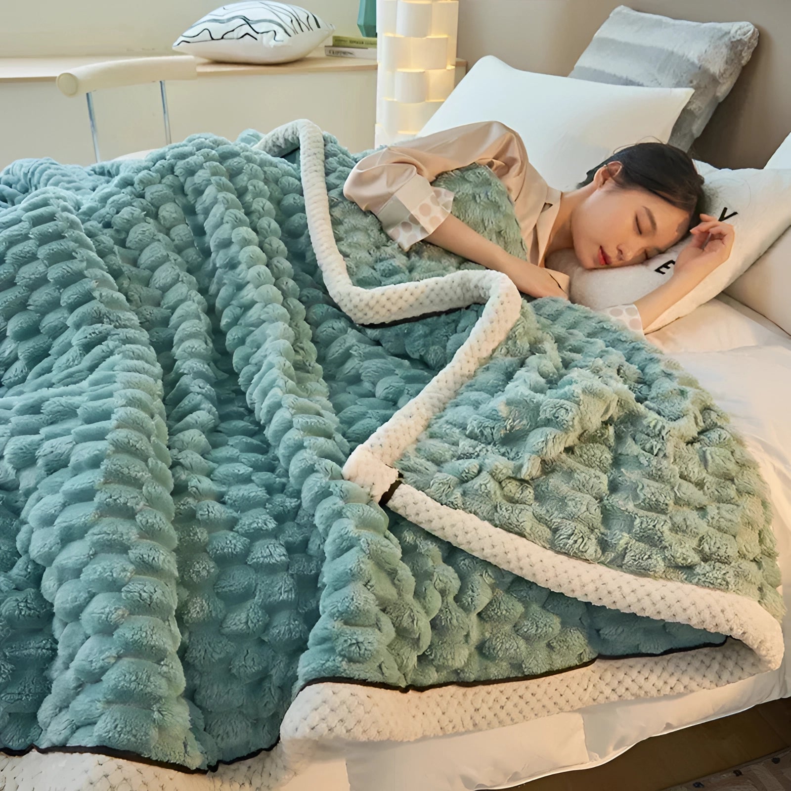 Luxurious blue comforter set in a plush textured design, measuring 200 x 230 cm, ideal for enhancing bedroom decor.