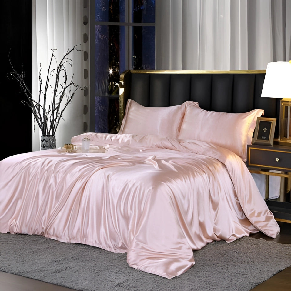 Luxury silk bedding set in Rosa Flare color, featuring a fitted design on a 180x200cm bed, displayed in a well-lit bedroom with a wooden bed frame and modern interior design elements.