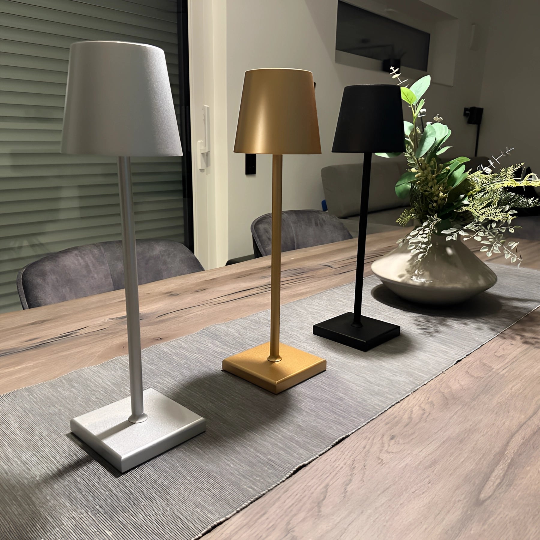 Modern White Floor Lamp - Sleek Minimalist Lighting for Living Rooms