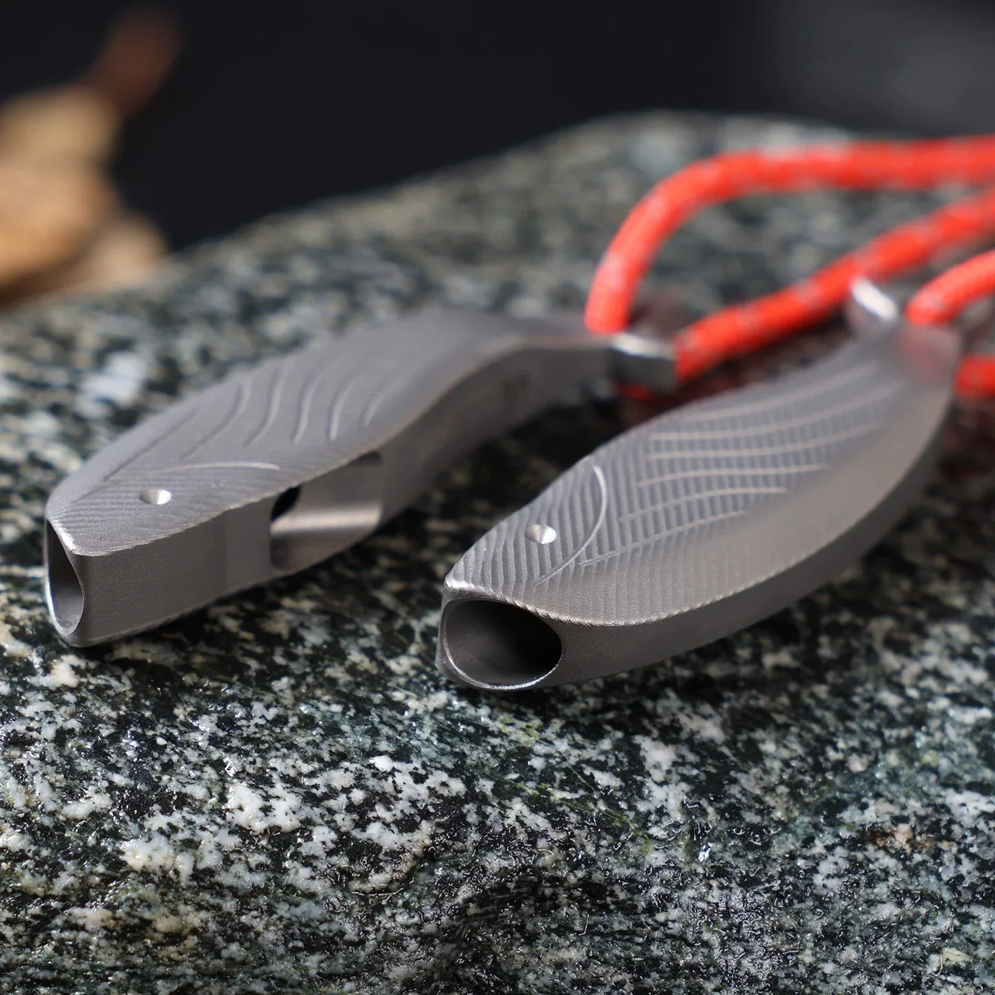 Lightweight Titanium Whistle for Outdoor Safety – Fish-Shaped, High-Frequency Sound