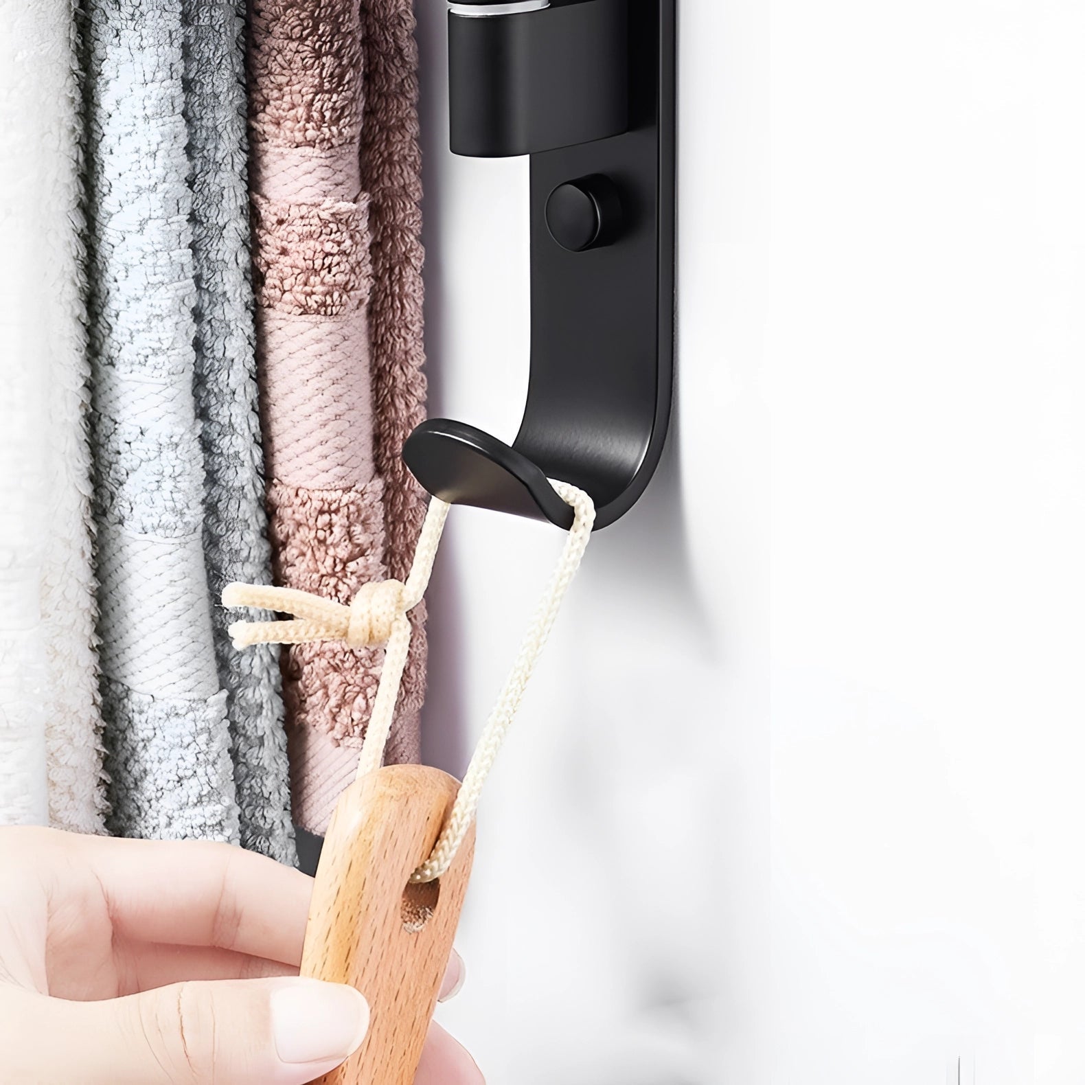 Black Wall-Mounted Towel Rack with 5 Swivel Arms – Space-Saving Bathroom Organizer