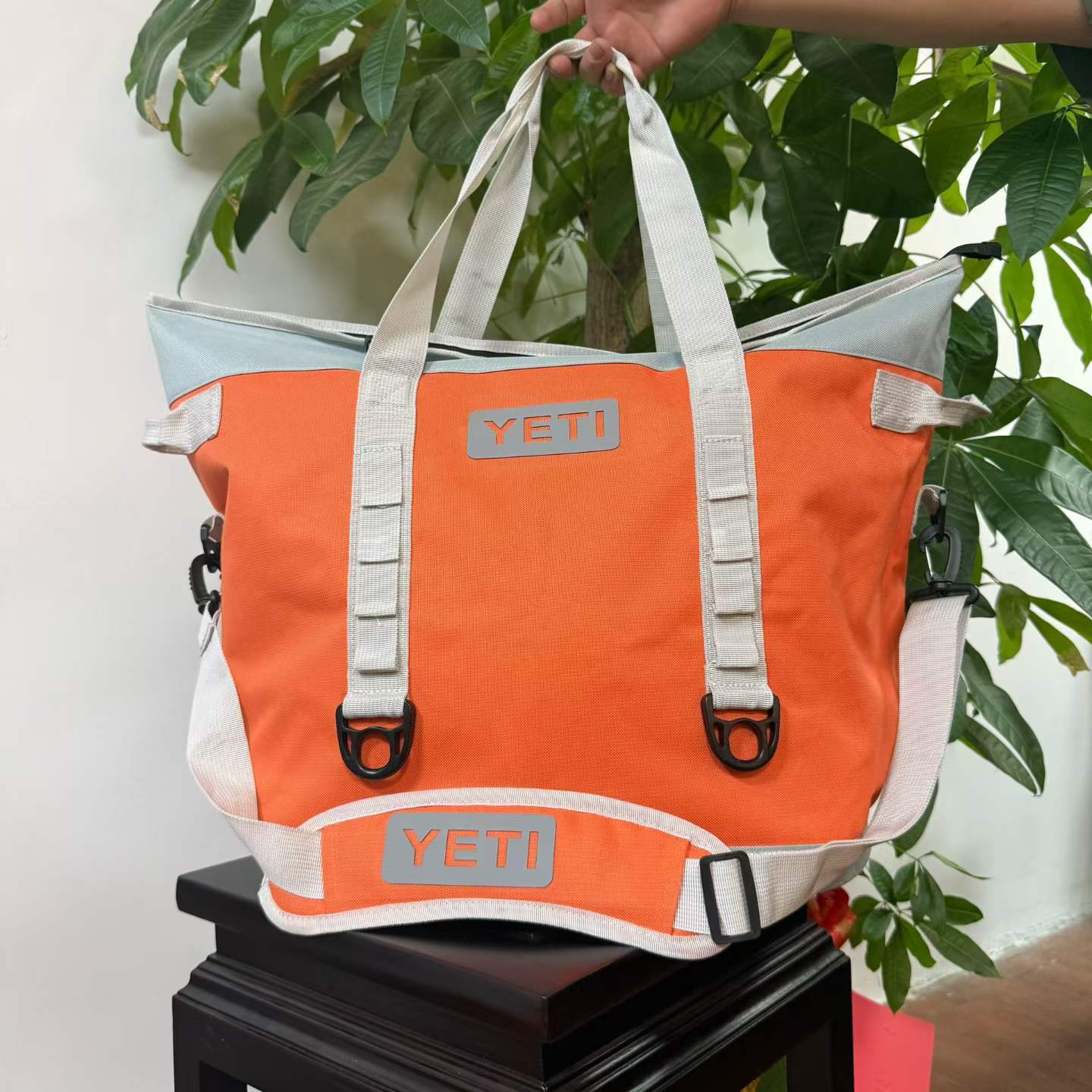 Insulated Lunch Cooler Bag – Spacious Waterproof Design for Outdoor Use