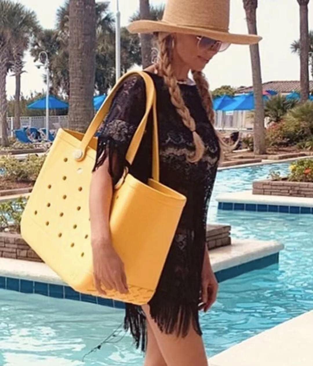 Waterproof and Sandproof Beach Tote Bag with Ventilation for Easy Cleaning