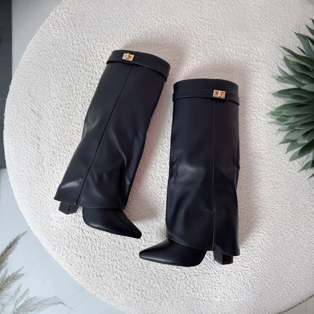 Chic Knee-High Boots with Elegant Pointed Toe Design