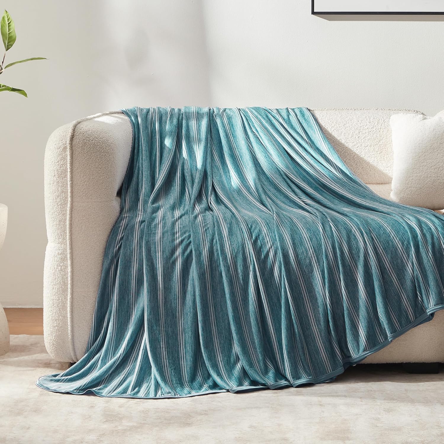 Lightweight Summer Blanket with Arc-Chill Technology for Hot Sleepers