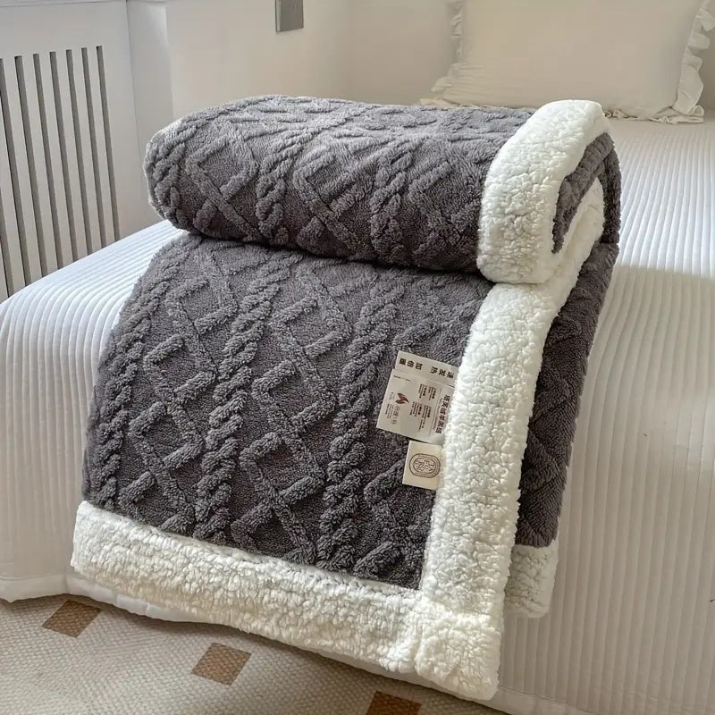 SnuggleNest – Luxurious Reversible Sherpa Blanket