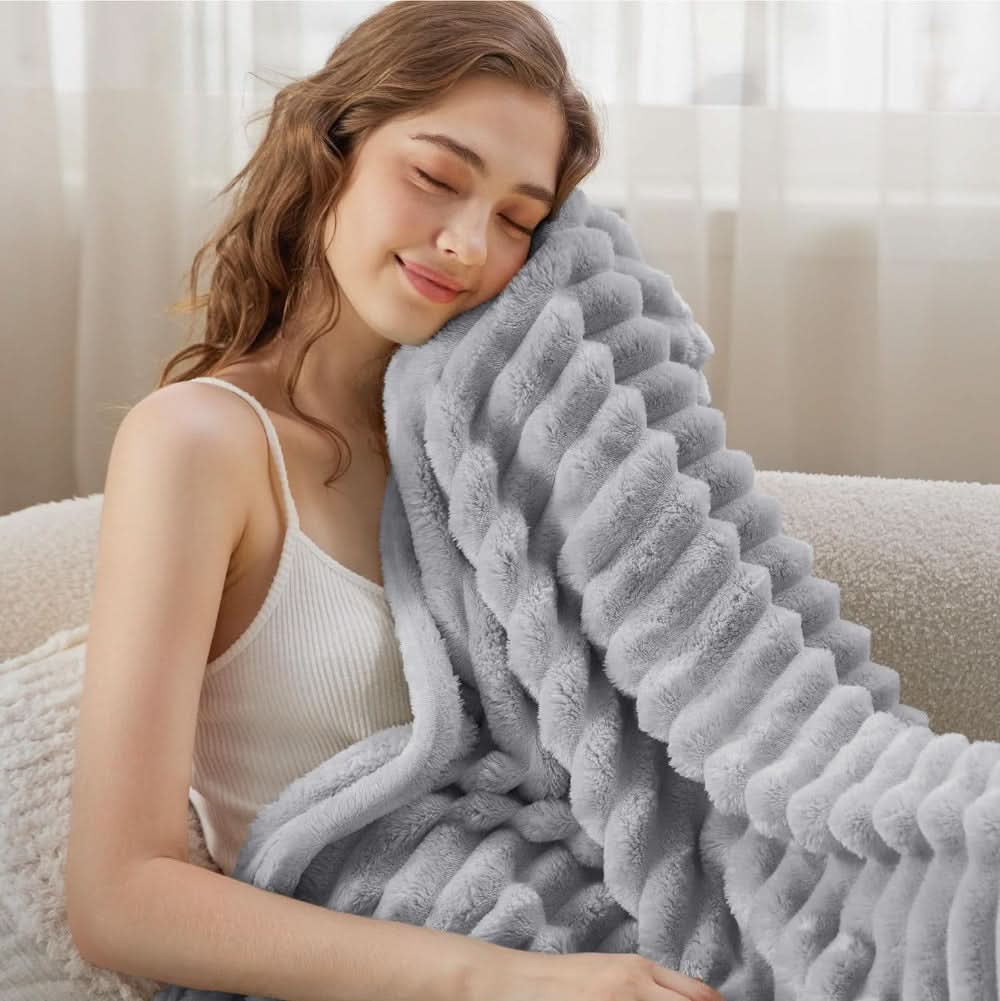 SereneWrap Plush Throw: Comfort and Style for Your Home