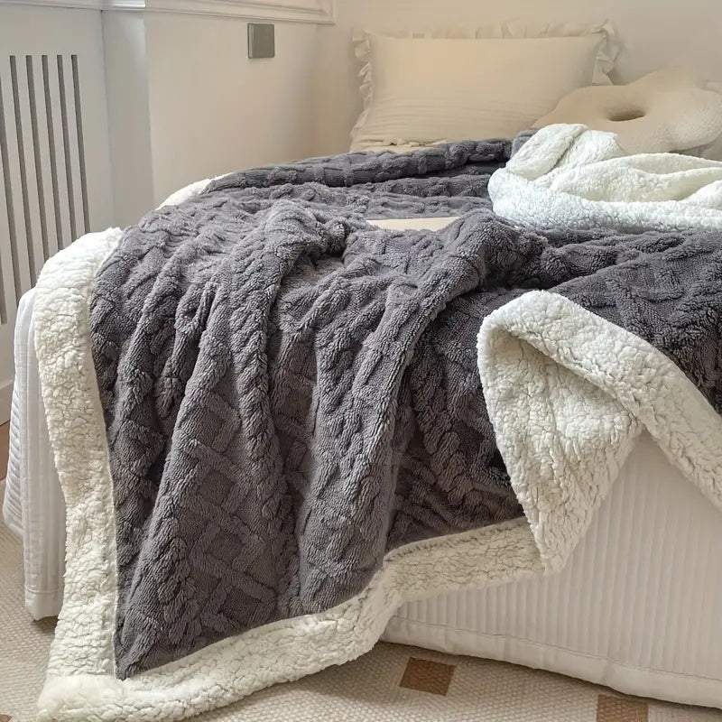 SnuggleNest – Luxurious Reversible Sherpa Blanket