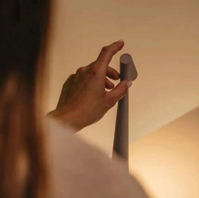 LED Mood Light with Wireless Functionality – Minimalist Design for Reading and Dining