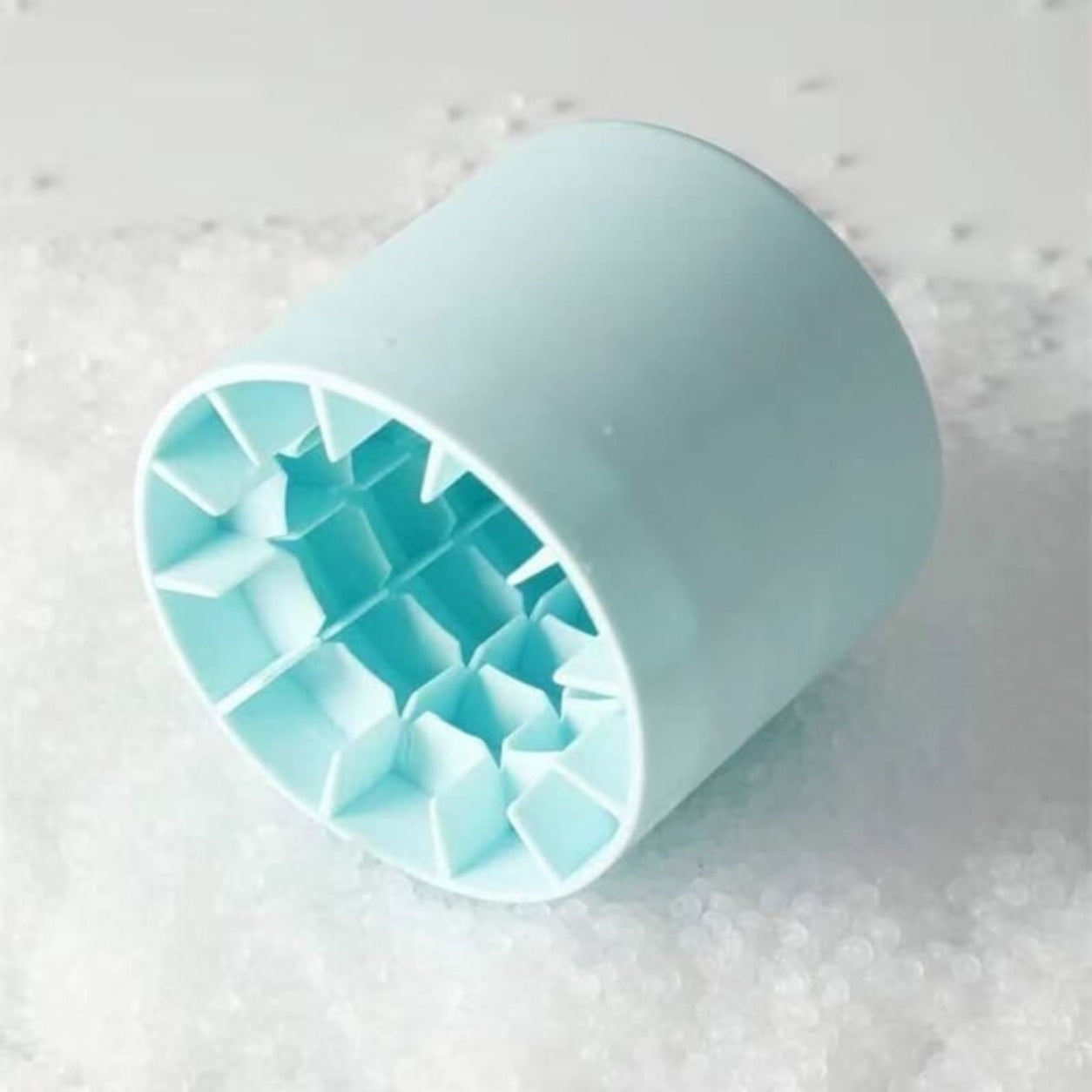 Space-Saving Ice Cube Maker with Lid for Effortless Chilling