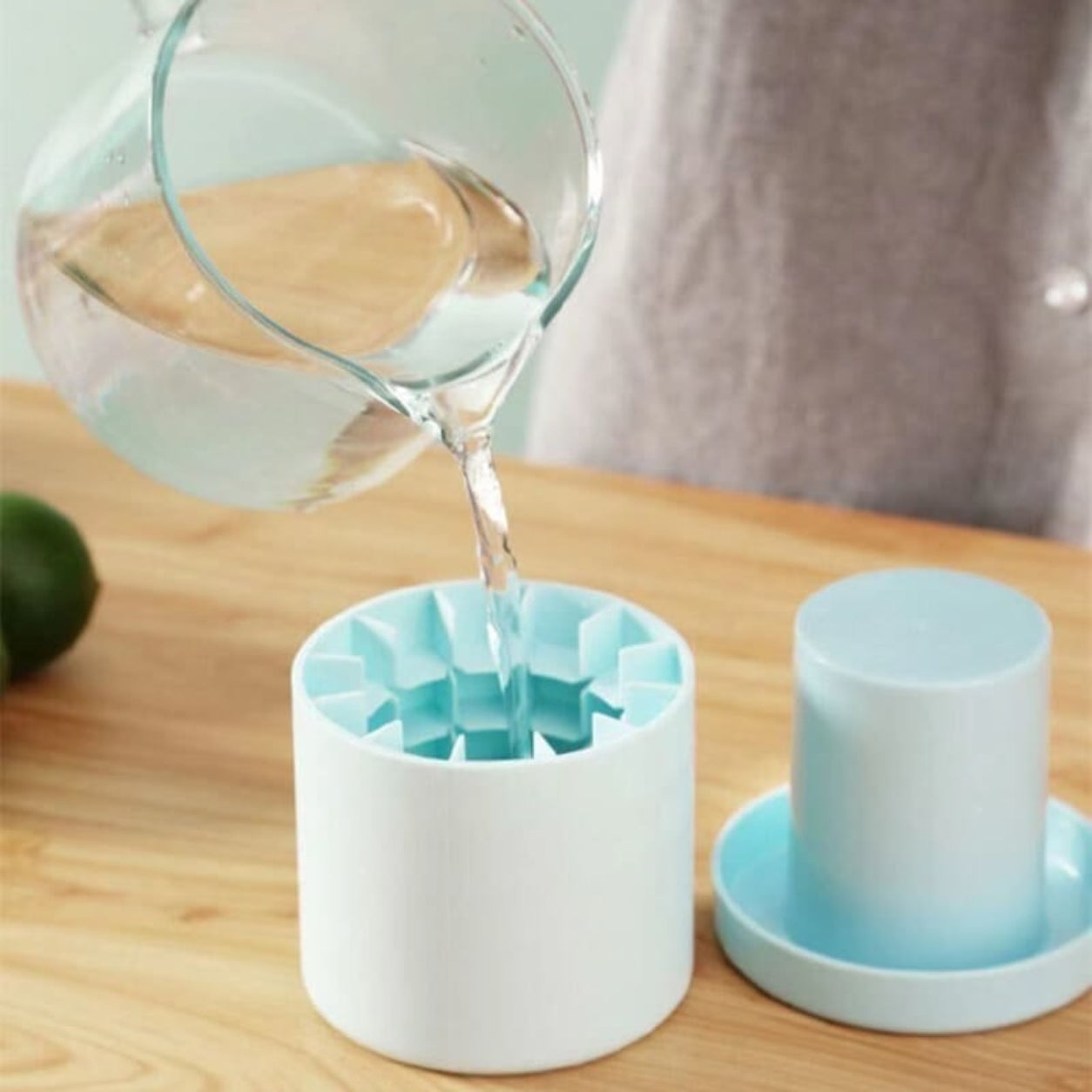 Space-Saving Ice Cube Maker with Lid for Effortless Chilling