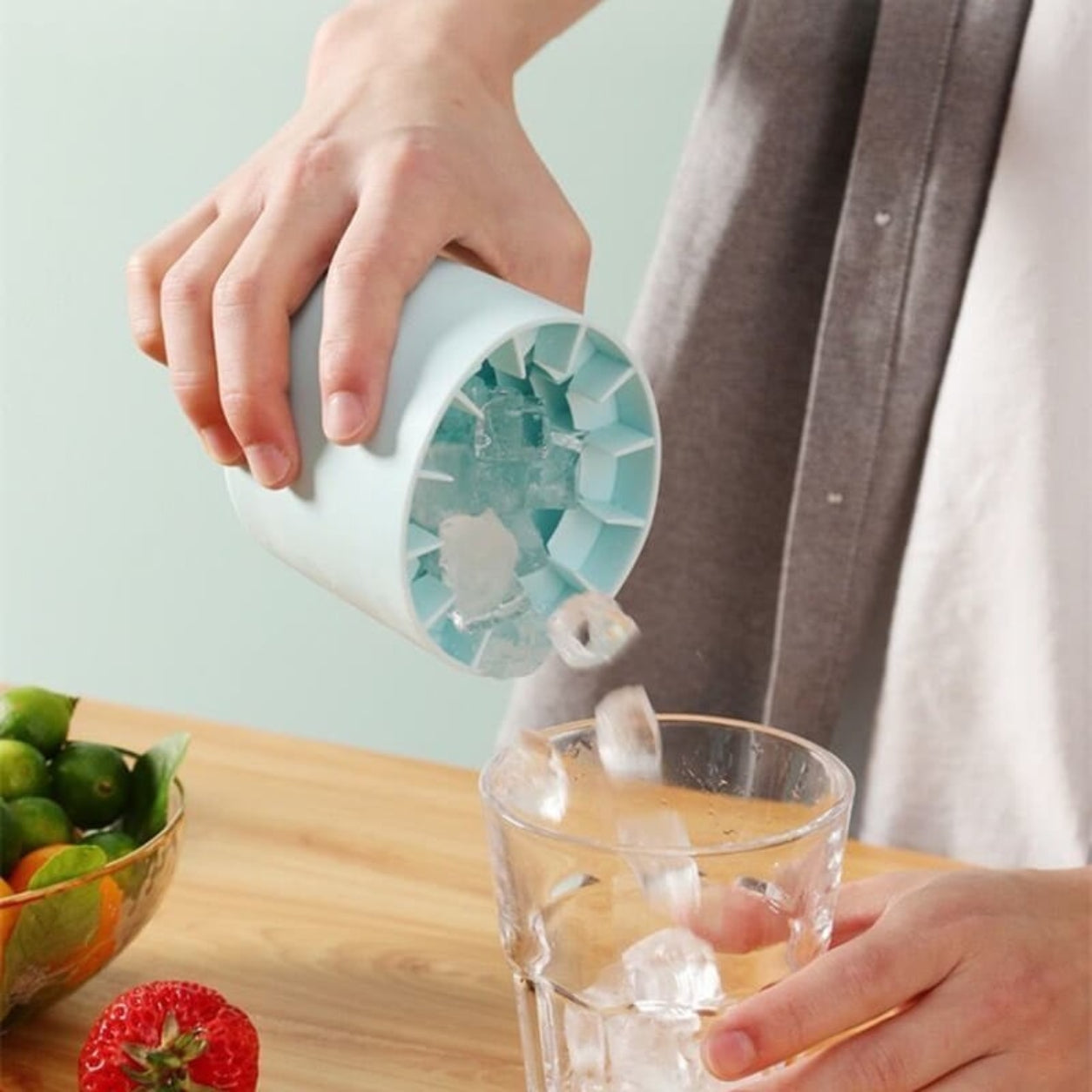 Space-Saving Ice Cube Maker with Lid for Effortless Chilling