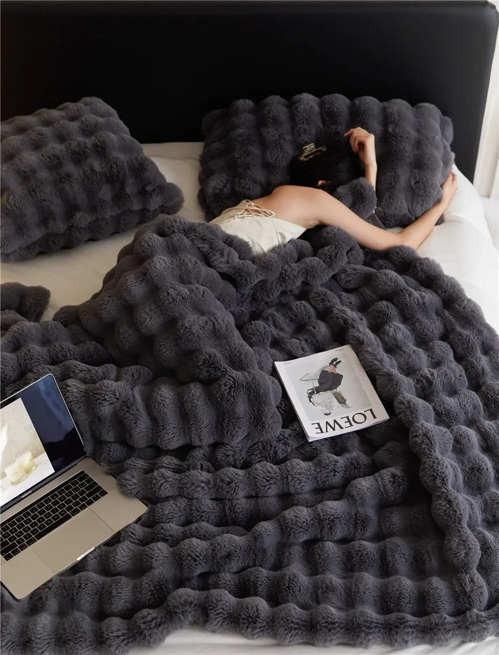 Luxurious Plush Wool Throw Blanket for Ultimate Comfort