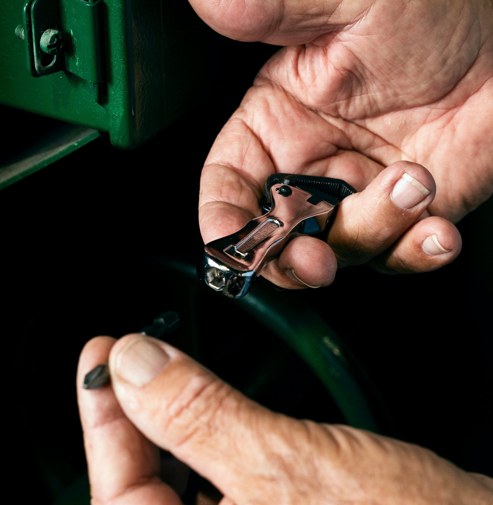 1/4-Inch Drive Ratchet Tool for Accessing Tight Areas