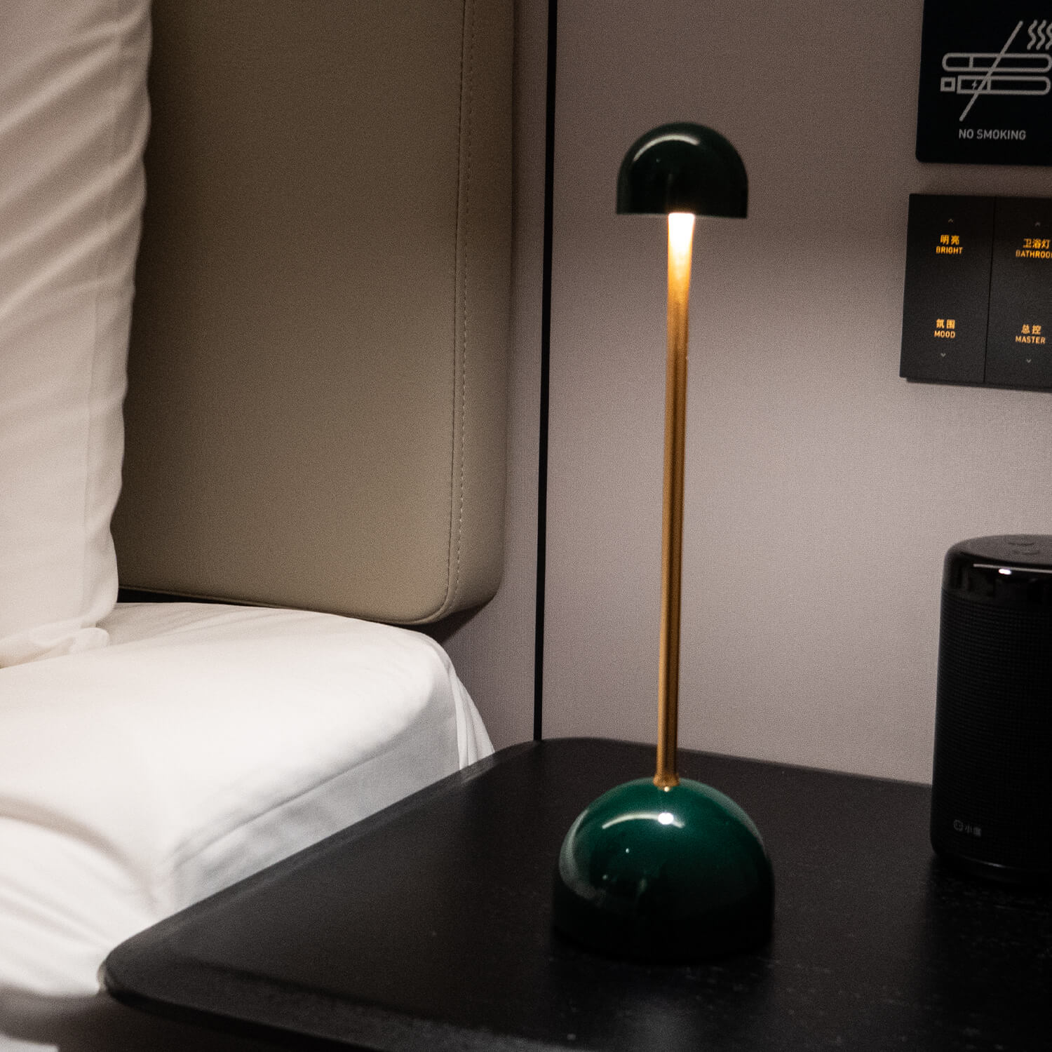 Taavita Wireless LED Table Lamp – Modern Design for Stylish Freedom