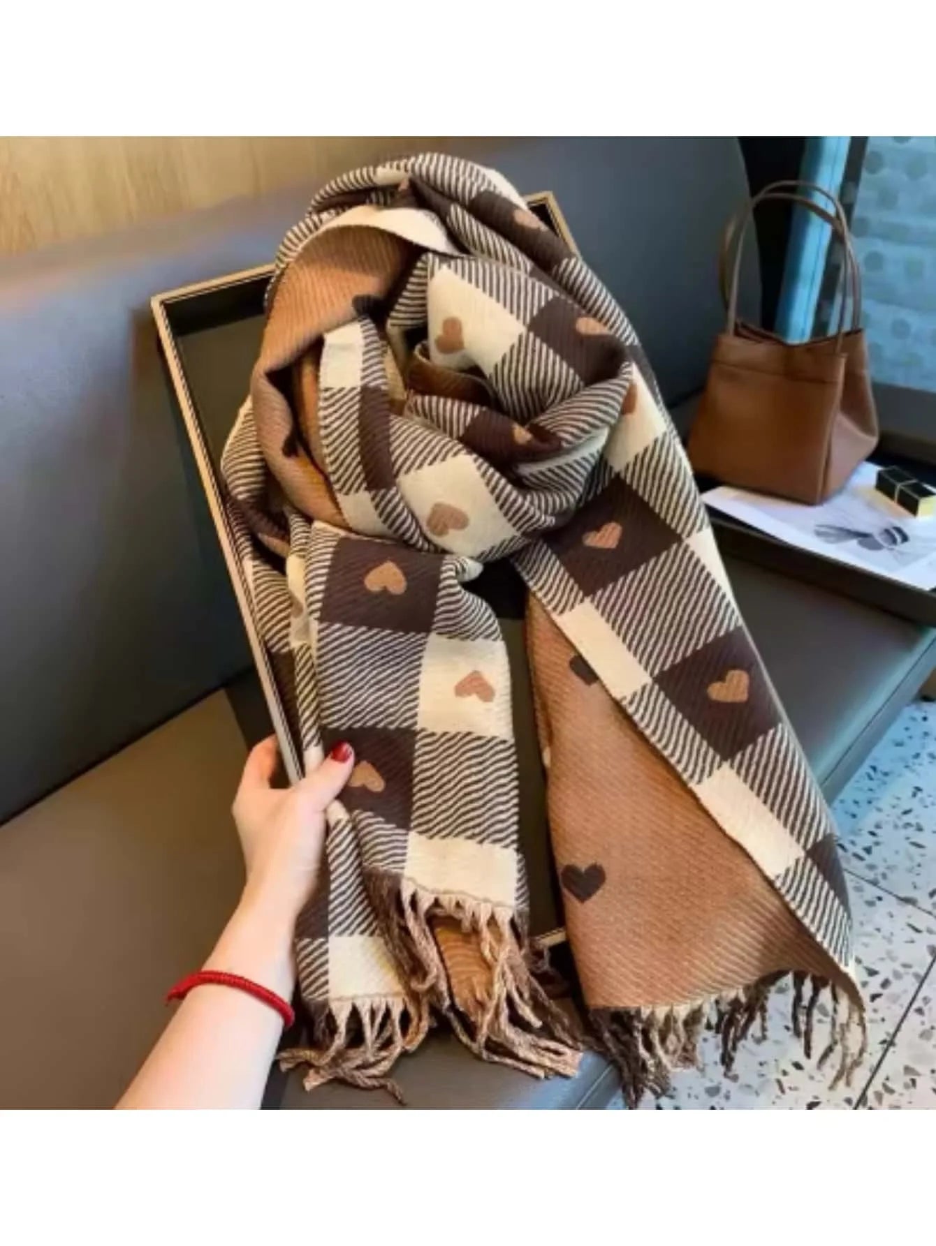 Winter Shawl in Checkered Pattern – Warm and Cozy Scarf