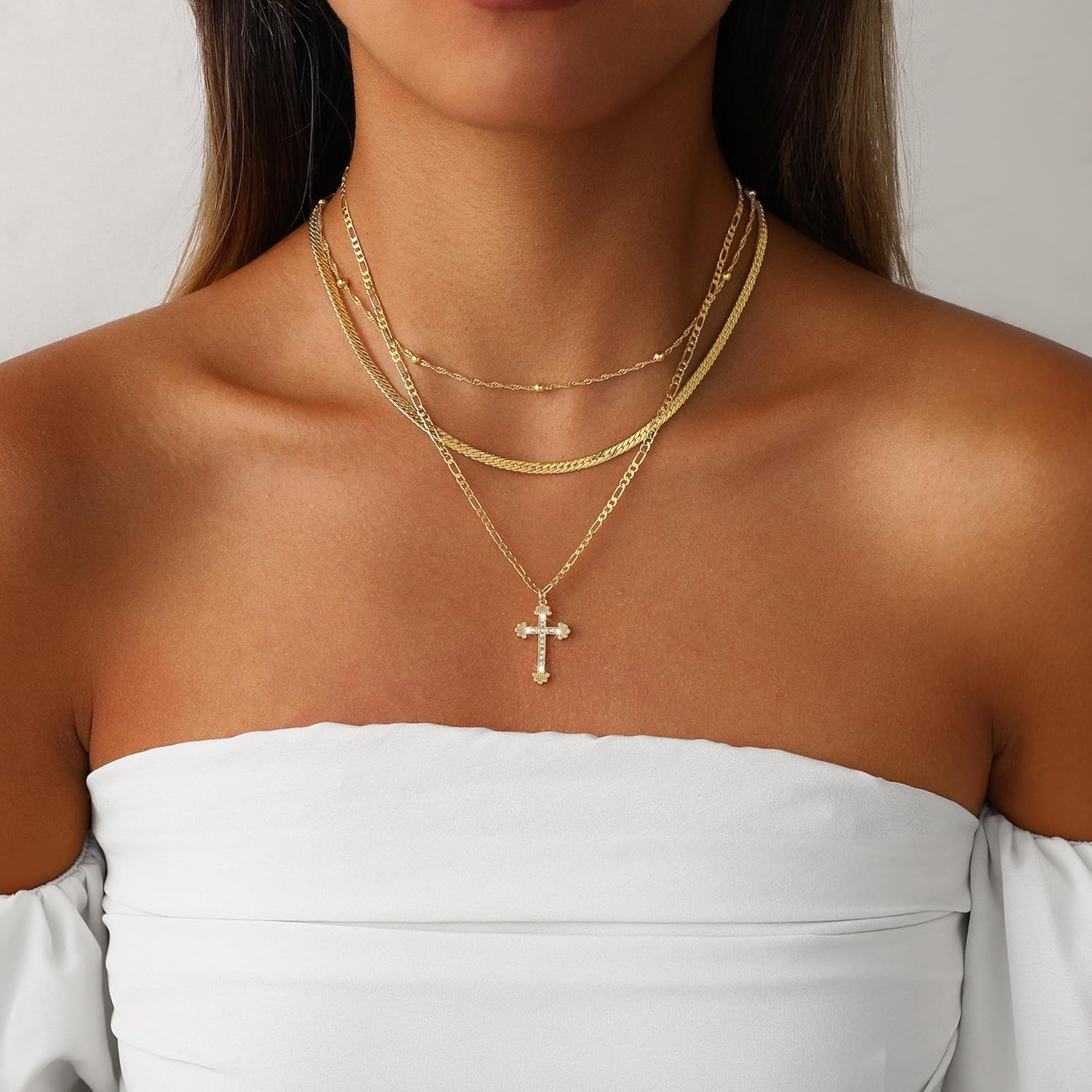 Chic Gold Cross Pendant Necklace for Meaningful Gifting