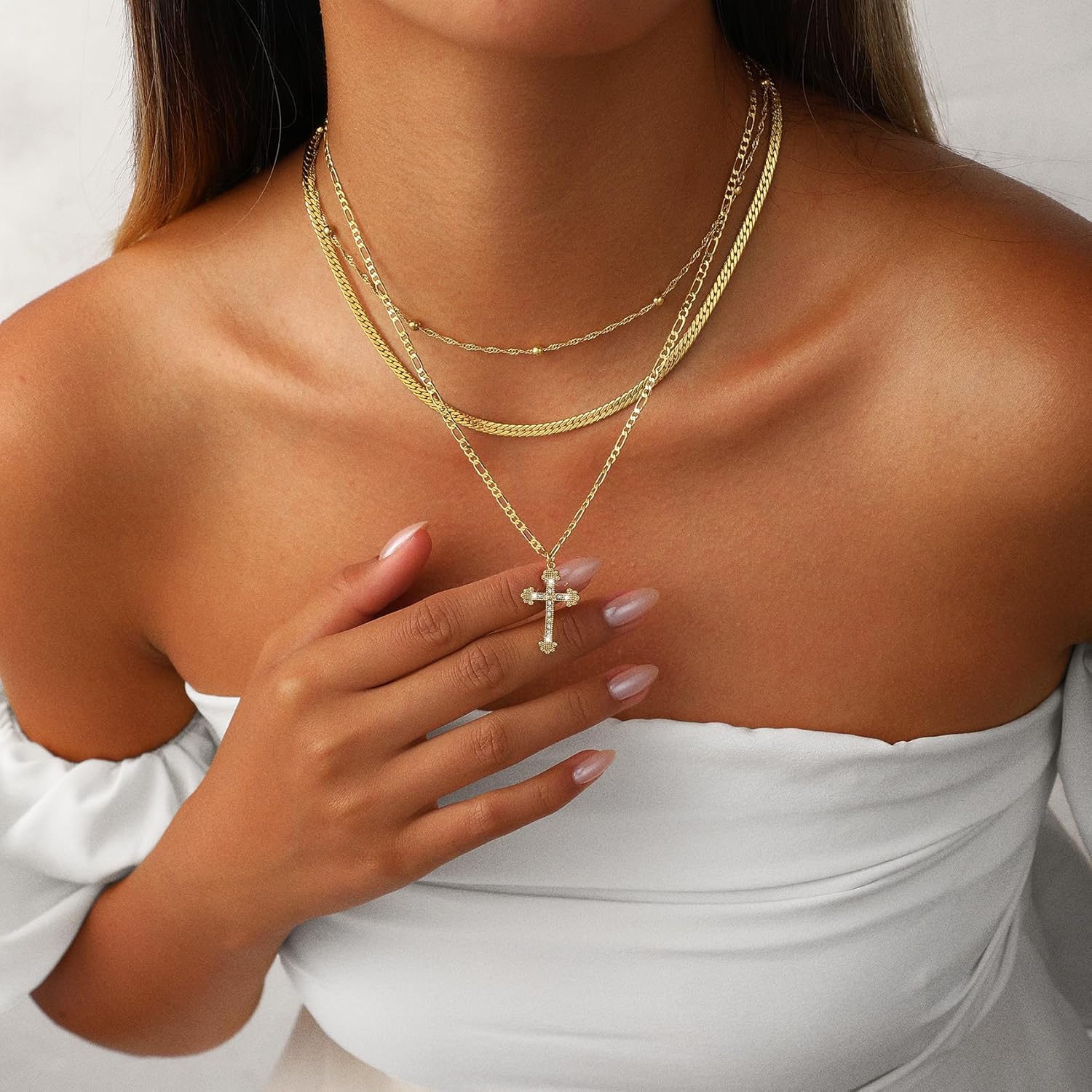 Chic Gold Cross Pendant Necklace for Meaningful Gifting