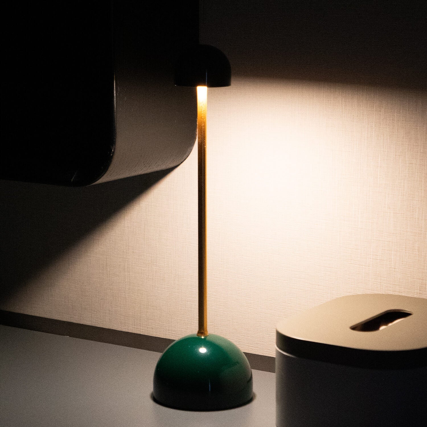 Taavita Wireless LED Table Lamp – Modern Design for Stylish Freedom