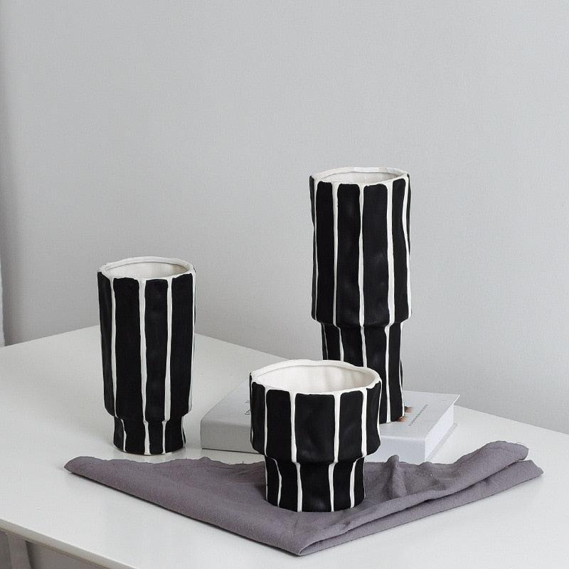 Elegant Black Geometric Vase for Stunning Floral Displays