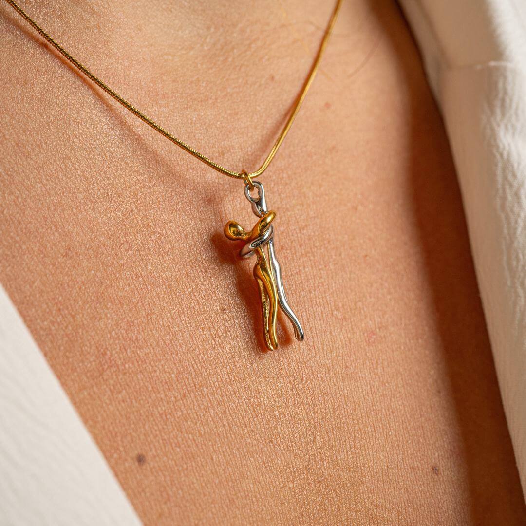 Elegant Heart Pendant Necklace for Couples in Silver and Gold