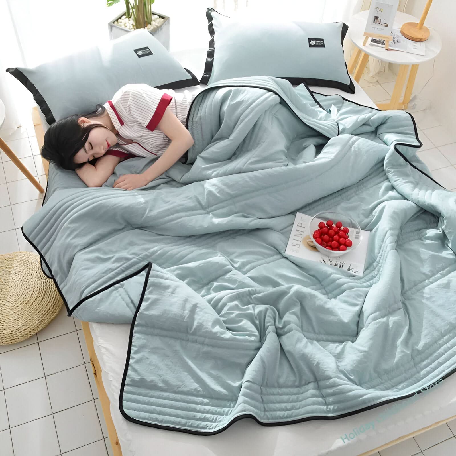Lightweight Cooling Blanket with Breathable Fabric - Temperature Regulating for Sleep